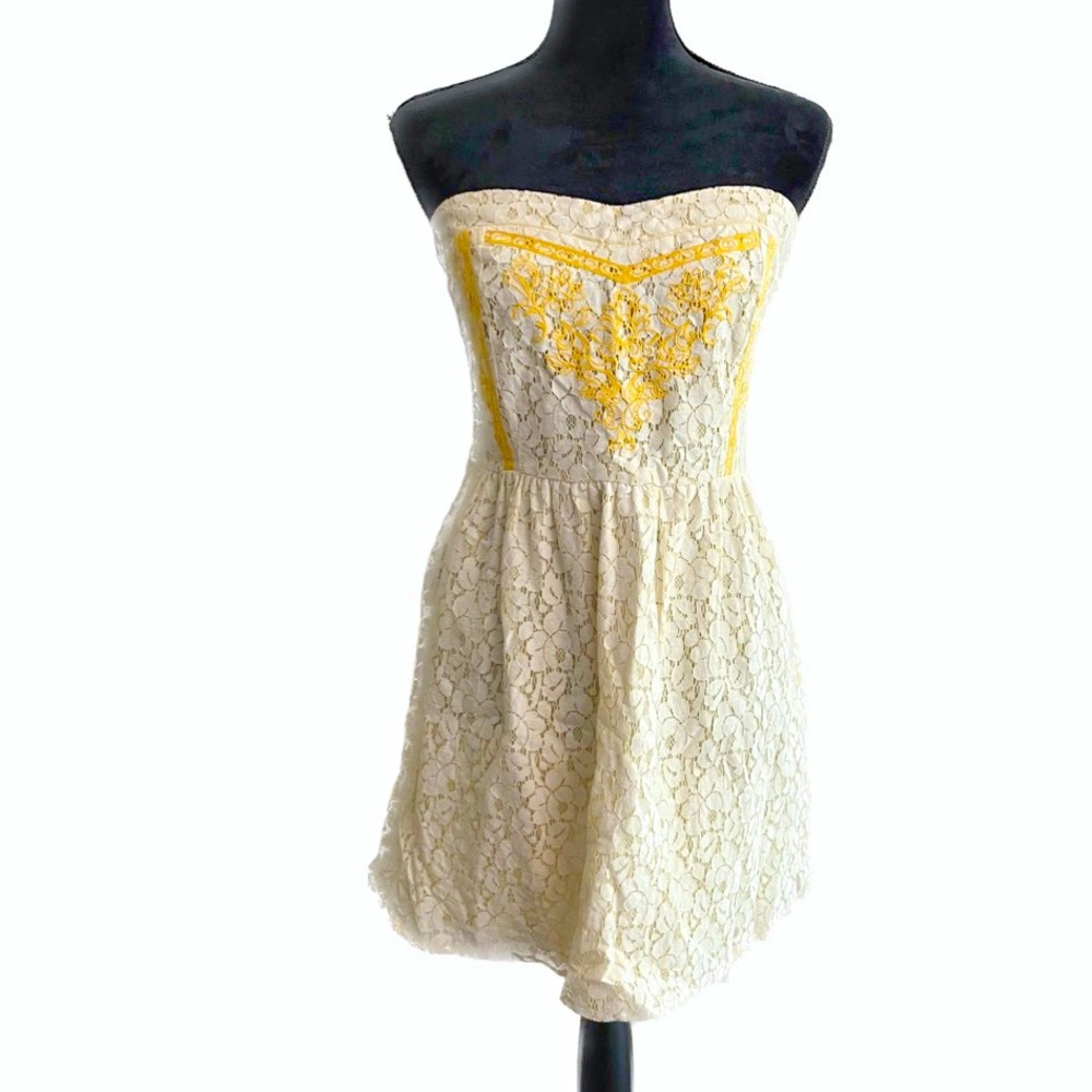 FLYING TOMATO BOHO Ivory Lace Yellow Embroidered Strapless Mini Dress Sz Medium